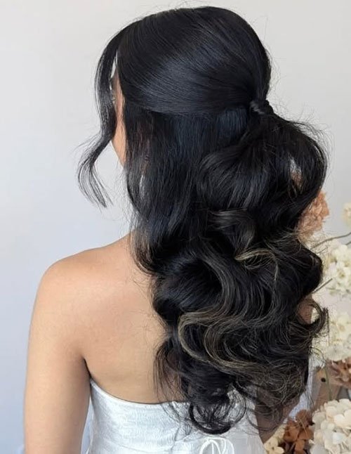 Loose romantic waves bridal hairstyle with soft curls 