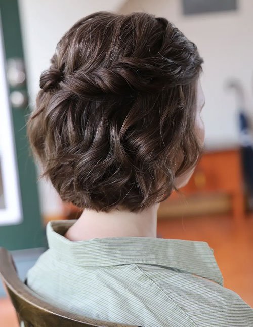 Easy bridesmaid hairstyle on short hair with a soft twisted half-up detail.