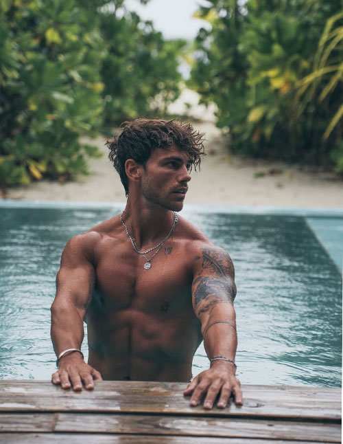 Man with messy wavy hair, featuring textured natural waves and a relaxed, tousled look.