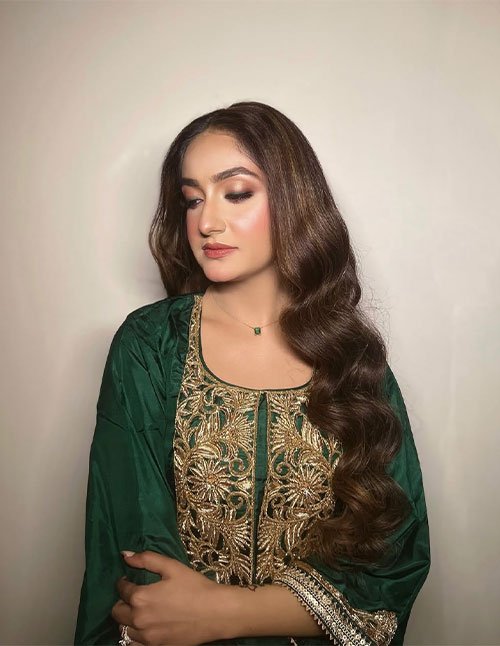 Side-swept wavy hair styled in a minimal glam finish