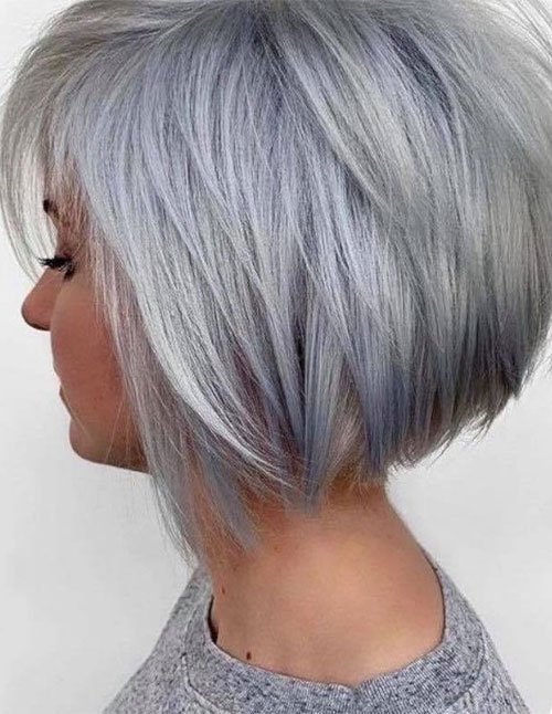 Side-profile stacked bob for thin hair with rounded shape and silver-gray color