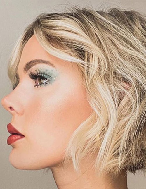 Side-profile textured wavy bob haircut for fine hair with blonde highlights